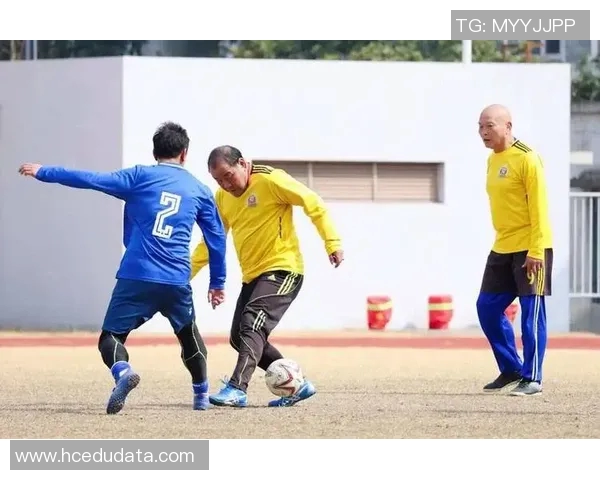 足球明星化身街头老人挑战真实生活引发热议 足球明星化身街头老人挑战真实生活引发热议