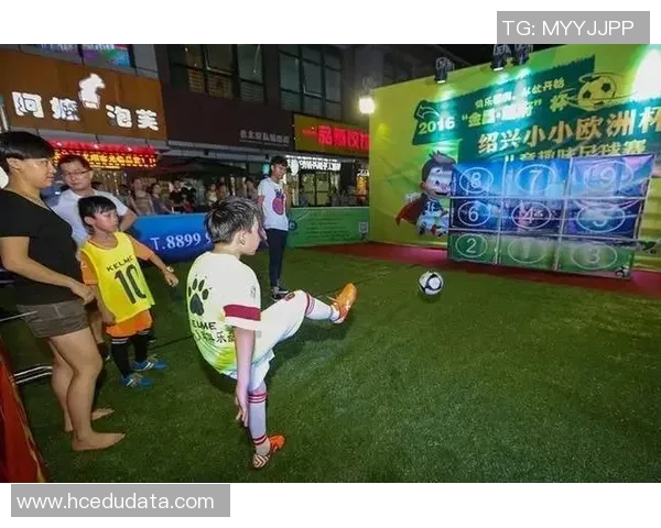 足球明星赛罗玩具盛典开启球迷热情高涨共同欢庆足球文化