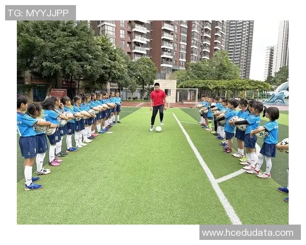 孩子追逐足球明星的梦想与激情展现青春活力的精彩瞬间